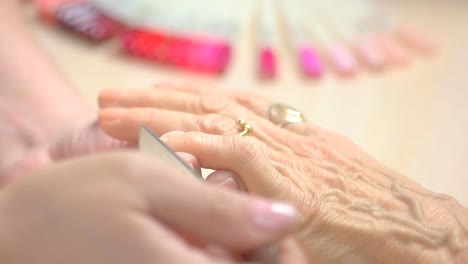 Manicurista-con-precisión-presentar-las-uñas-a-la-cliente.