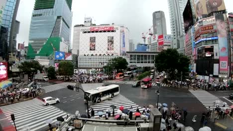 Lapso-de-tiempo-de-4K-de-gente-cruzando-los-famosos-cruces-de-peatones-en-el-centro-del-moderno-distrito-comercial-y-de-ocio-Shibuyas