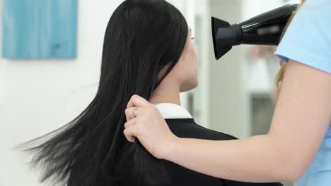 Haare-trocknen,-Brünette-besuchten-Friseur-im-Beauty-Salon-für-Haarpflege