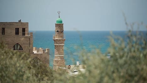 Das-Minarett-der-alten-Moschee-in-der-Stadt-Jaffa-Tel-Aviv-gegen-das-Meer