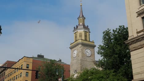 Tag-außen-zur-Gründung-Schuss-der-ersten-Pfarrkirche-Clocktower