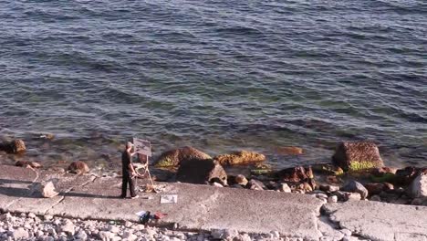 Painter-Draws-On-The-Beach