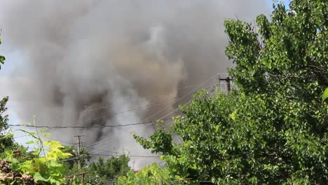 Un-incendio-quema.-Nubes-negras-de-humo