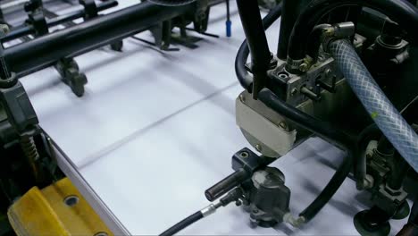 Industrielle-Druckmaschine-im-Prozess