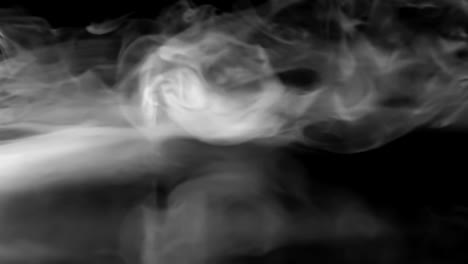 Humo-denso-blanco-sobre-negro