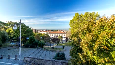 Bahnhof-und-Park-in-der-schönen-Stadt-von-Albano-Laziale-Timelapse-Hyperlapse,-Italien