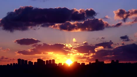 Zeit-Ablauf-farbenprächtigen-Sonnenuntergang-am-bewölkten-Himmel