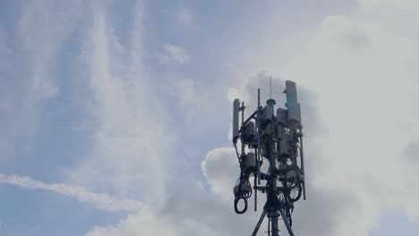 Torre-de-antena-con-lapso-de-tiempo-de-nube,-efecto-destello-de-lente.