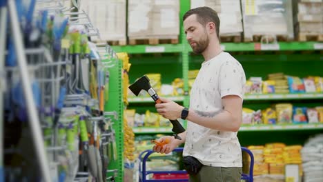 Un-hombre-de-compras-en-una-ferretería.