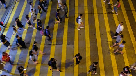 Beschäftigt-Fußgängerüberweg-in-Hong-Kong-bei-Nacht