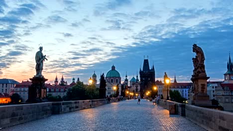 Karlsbrücke-in-Prag-vor-Sonnenaufgang,-Böhmen,-Tschechien.-Roter-Himmel