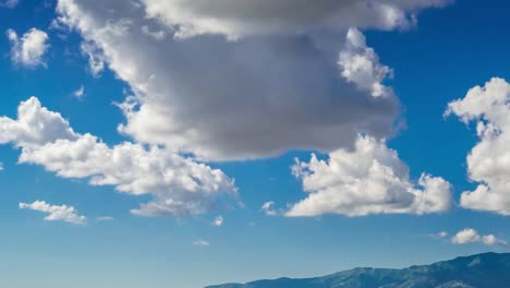 Lapso-de-tiempo-durante-el-día-de-nubes-tropicales-evolucionando-y-moviéndose-por-el-cielo