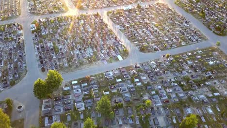 Aérea-del-cementerio-con-árboles-al-atardecer