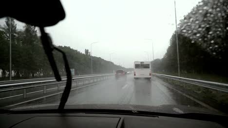 Das-Auto-geht-bei-Regenwetter.