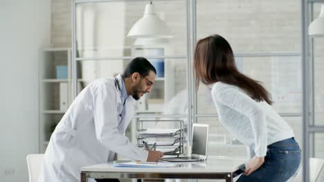 Médico-paciente-femenino-en-oficina-de-felicitación