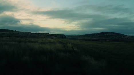 Escena-rural-a-través-de-la-ventana-del-tren-de-pasajero