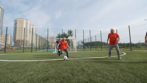 Senioren-mit-Fußball-Spiel-im-freien