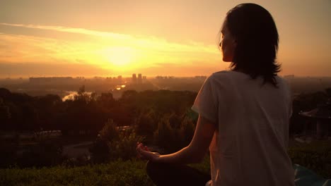 Meditación-en-la-ciudad-de-urbana-en-la-mañana