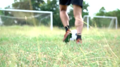 Jugadores-de-fútbol-jugar-al-fútbol-en-el-césped.