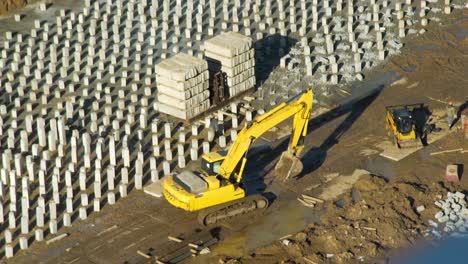 Arbeiten-an-den-Baumaschinen-Bagger