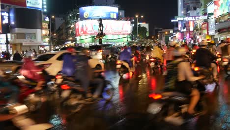 Tráfico-y-anuncios-en-Vietnam