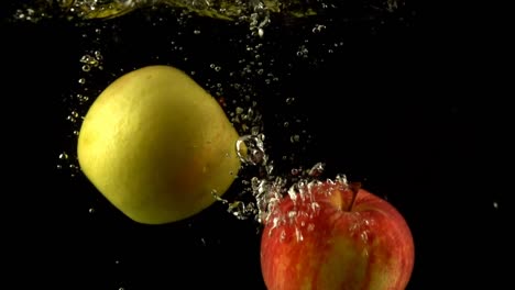 Äpfel-in-Wasser-fallen.-Slow-Motion.