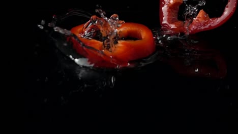 Stücke-von-süßem-Paprika-fallen.-Slow-Motion.