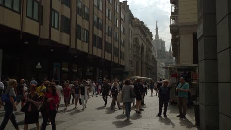 día-soleado-Milán-ciudad-centro-calle-comercial-famosa-slow-motion-panorama-4k-Italia