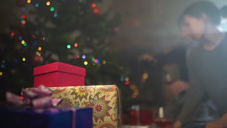 Das-Paar-trinkt-Wein-dem-geschmückten-Weihnachtsbaum