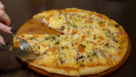 Juicy-cheese-pizza-on-a-round-wooden-tray