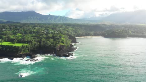 Kauai-Hawaii-cinematográfico-vuelo-aéreo-alrededor-Resumen-isla-de-Ocean-Beach-a-Valle-soleado-de-las-montañas-tropicales-Hyperlapse