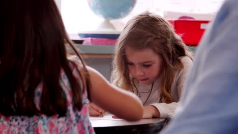 Elementary-school-schoolgirl-drawing-in-art-class,lesson,-close-up