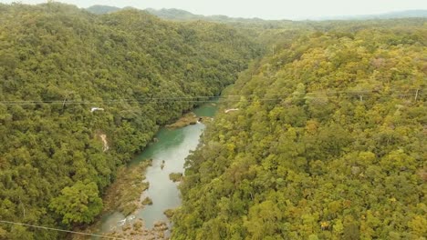 Atracción-tirolesa-en-la-selva-de-Bohol,-Filipinas