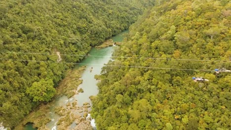 Atracción-tirolesa-en-la-selva-de-Bohol,-Filipinas