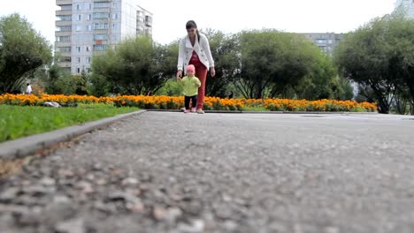 Madre-enseñando-a-caminar-el-bebé