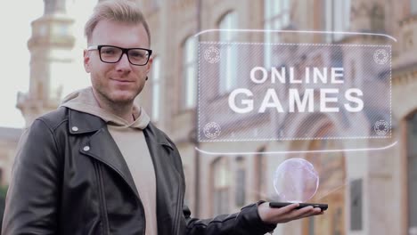 Kluger-junger-Mann-mit-Brille-zeigt-eine-konzeptionelle-Hologramm-Online-Spiele