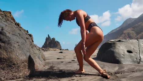 Chica-tranquila-es-meditando-en-las-montañas,-un-sol-brillante-en-el-fondo.-En-camara-lenta-video.-Tiempo-de-yoga-en-tenerife