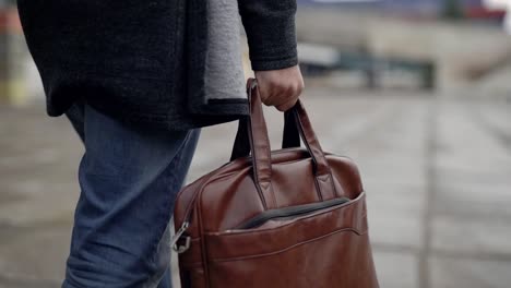 Un-hombre-de-negocios-con-un-maletín,-caminando-por-la-ciudad.-Un-hombre-camina-por-la-calle-de-negocios