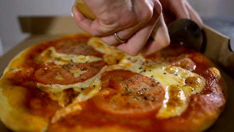 Man-chef-cuts-the-mouth-watering-hot-and-delicious-pizza-close-up