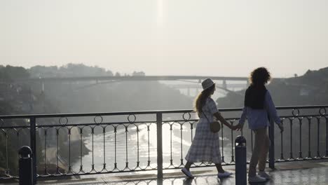 Paare,-die-auf-Brücke-Ponte-Luis-ich