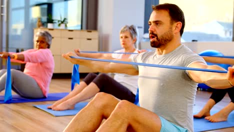 Entrenador-de-asistencia-a-senior-femenino-en-la-realización-de-yoga-4k