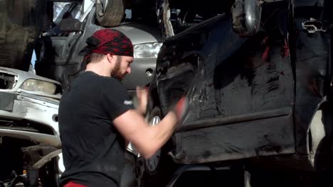 Boxe-training-on-destroyed-car-FDV