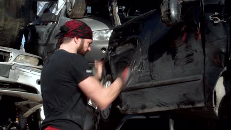 Boxe-Training-auf-zerstörten-Auto-FDV