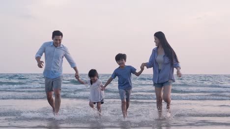 SLOW-MOTION,-familia-asiática-corriendo-con-feliz-emoción-en-la-playa-juntos.-Concepto-de-familia,-vacaciones-y-viajes.