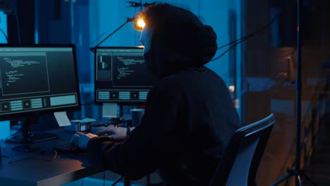 Hacker-nutzen-Computer-für-Cyber-Angriff-in-der-Nacht