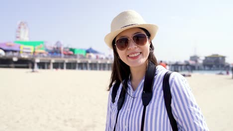 Asiatische-Frau-mit-Rucksack-am-Strand