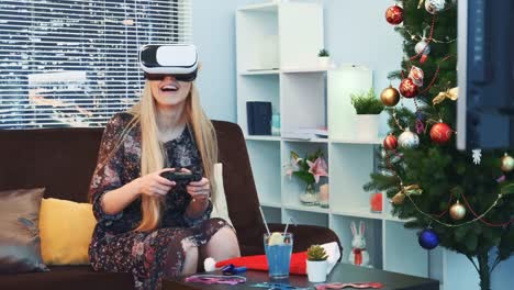 Mittlere-Nahaufnahme-von-schönen-Mädchen-spielen-ein-Spiel-mit-Joystick-in-Virtual-Reality-Brille