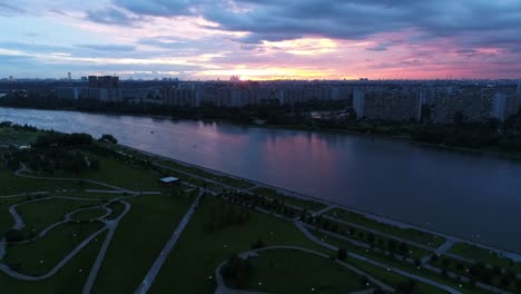 Vista-de-la-ciudad-y-el-río-al-atardecer