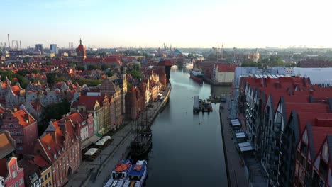 Gdansk-ciudad-vieja-en-los-rayos-del-sol-naciente,-vista-aérea-de-las-antiguas-calles-de-la-ciudad