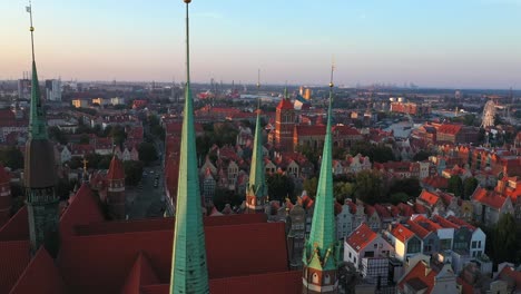 Danziger-Altstadt-in-den-Strahlen-der-aufgehenden-Sonne,-Luftaufnahme-der-alten-Stadtstraßen